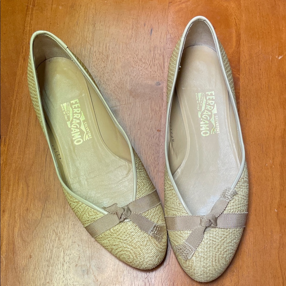 ✨VTG Salvatore Ferragamo “Varina” Natural Raffia Bow Flats sz 10 2A.